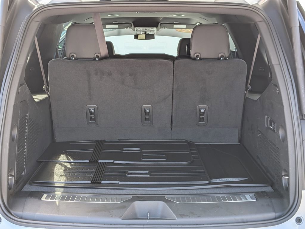 Used 2022 Chevrolet Suburban RST w/ Sport Performance Package image 13