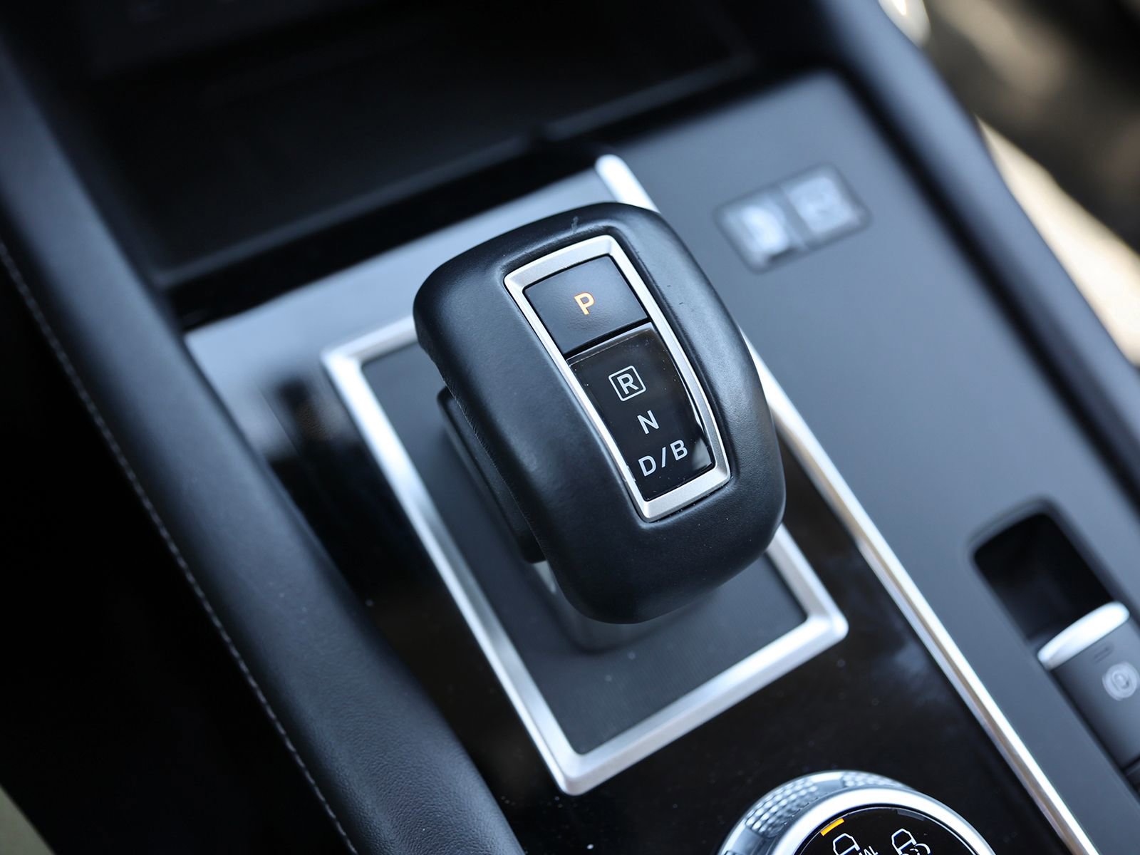 Used 2024 Mitsubishi Outlander 4WD Plug-In Hybrid image 32