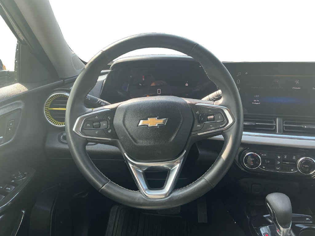 Used 2024 Chevrolet Trax LT w/ Sunroof Package FWD image 18