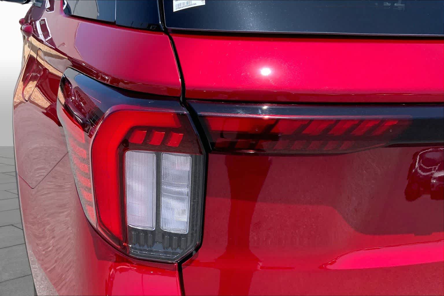 Certified 2025 Ford Explorer Platinum w/ Ultimate Package AWD/4WD image 29