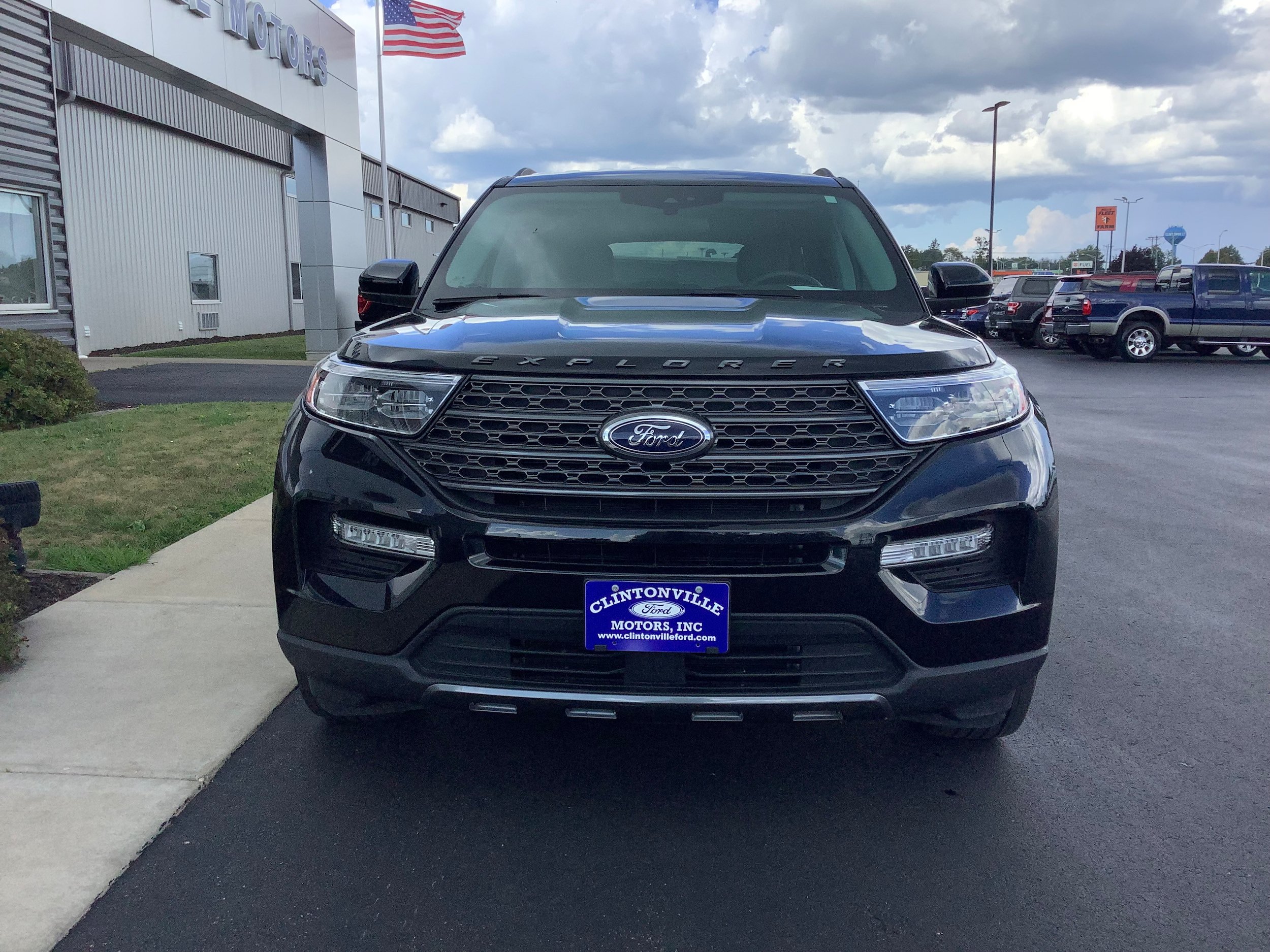 Certified 2024 Ford Explorer XLT w/ Equipment Group 202A AWD/4WD image 3