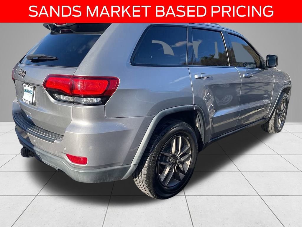 Used 2017 Jeep Grand Cherokee Laredo image 2