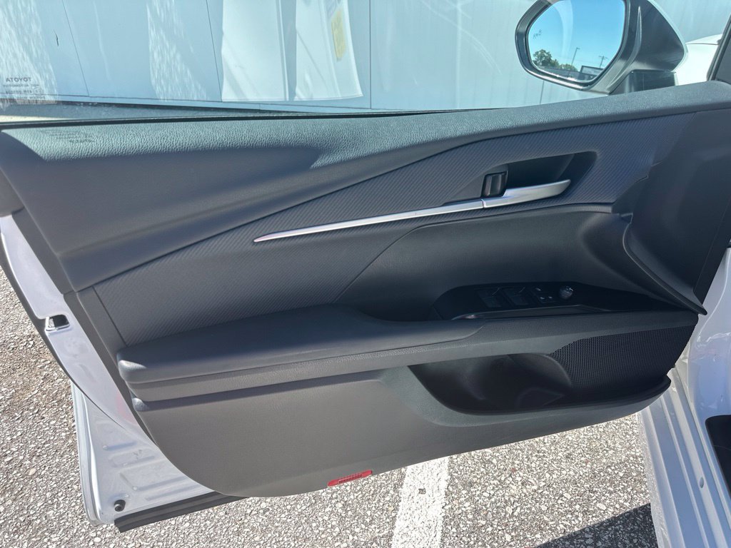 Used 2025 Toyota Camry SE FWD image 13