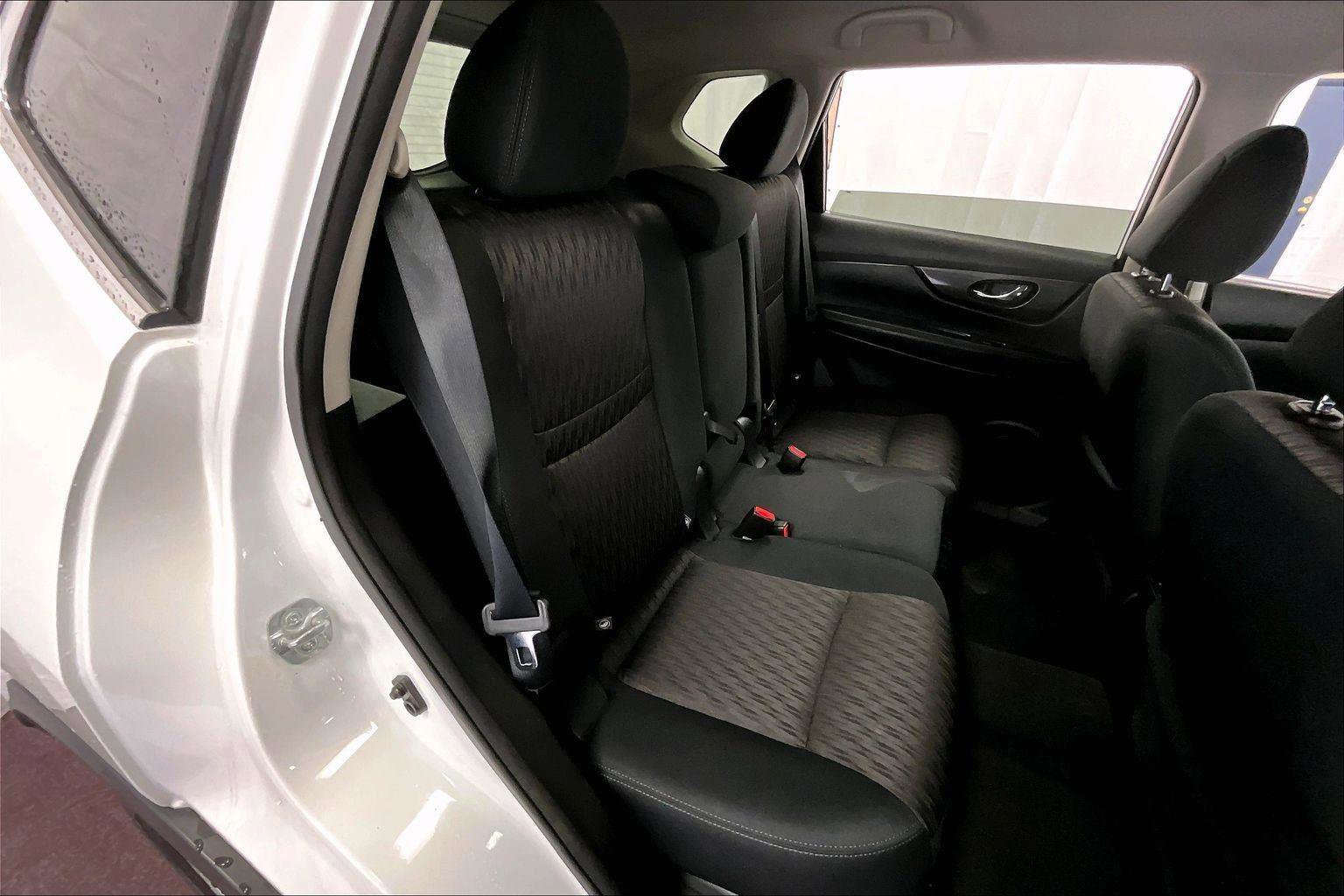 Used 2017 Nissan Rogue SV image 26