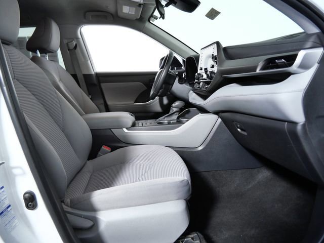 Used 2022 Toyota Highlander LE AWD/4WD image 10