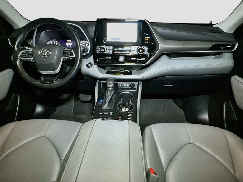 Used 2023 Toyota Highlander XLE AWD/4WD image 12