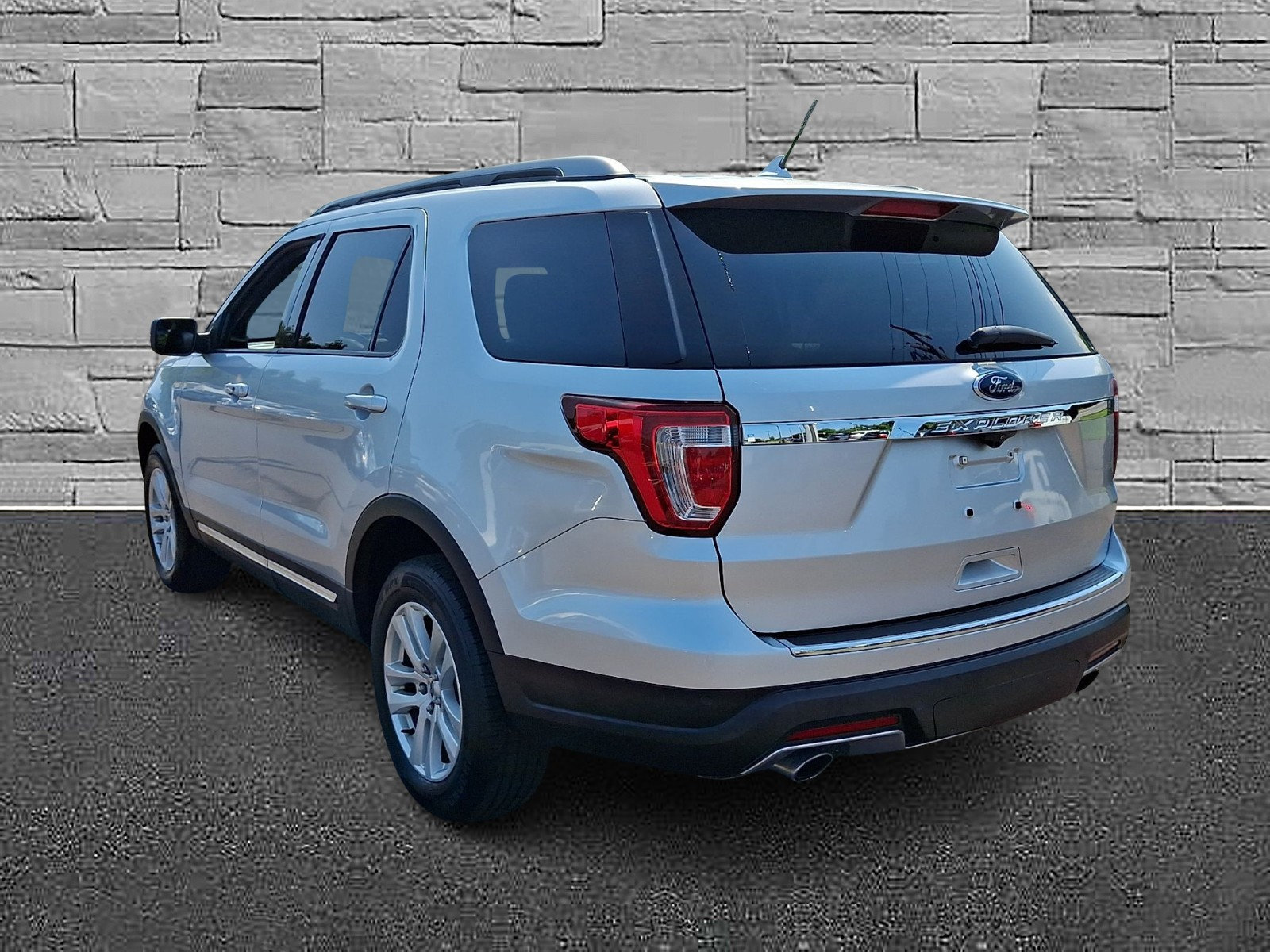 Certified 2018 Ford Explorer XLT w/ Equipment Group 202A AWD/4WD image 8