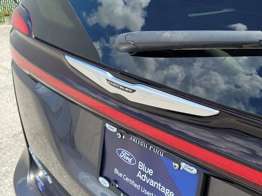 Used 2023 Chrysler Pacifica Touring-L FWD image 9