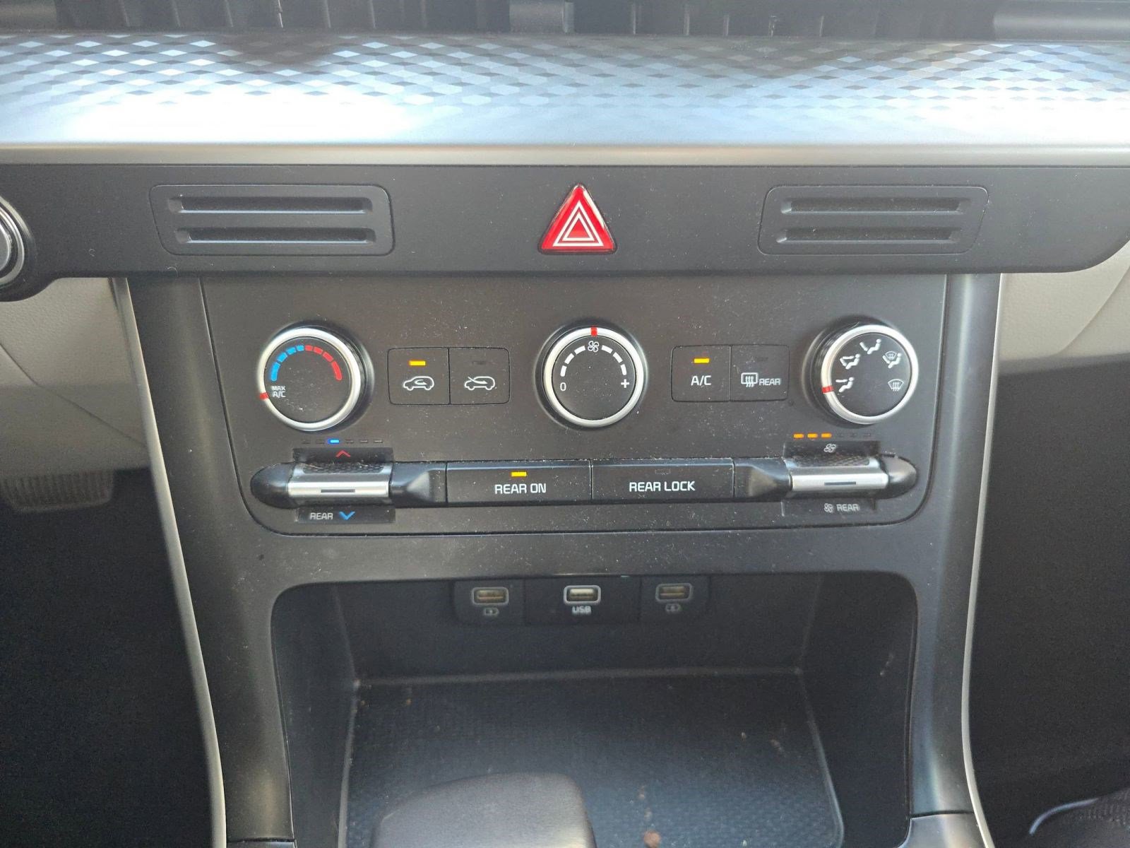 Used 2024 Kia Carnival LX image 16