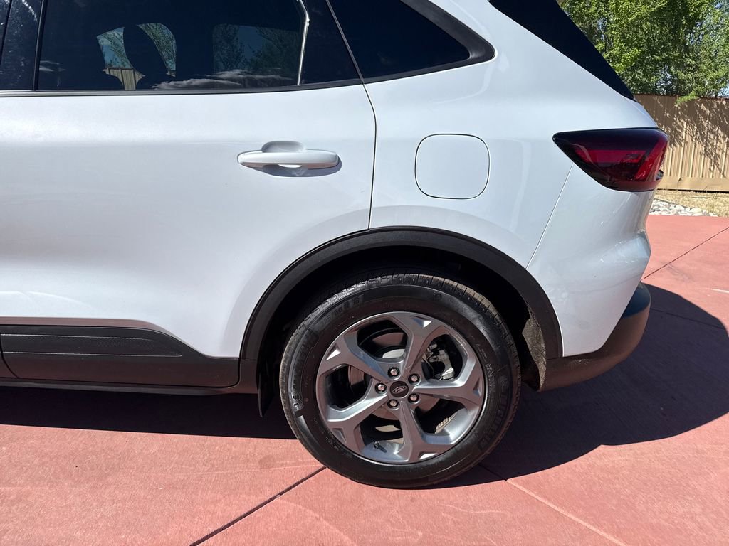 Certified 2025 Ford Escape ST-Line Select AWD/4WD image 32