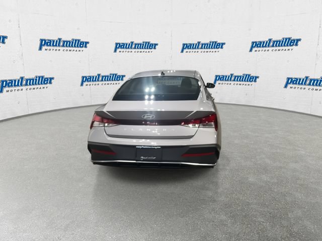 Used 2025 Hyundai Elantra SE FWD image 9