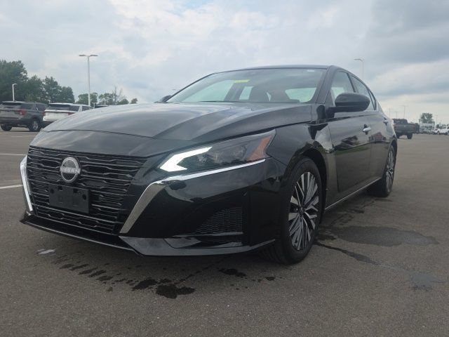 Used 2024 Nissan Altima 2.5 SV w/ SV Premium Package FWD image 2