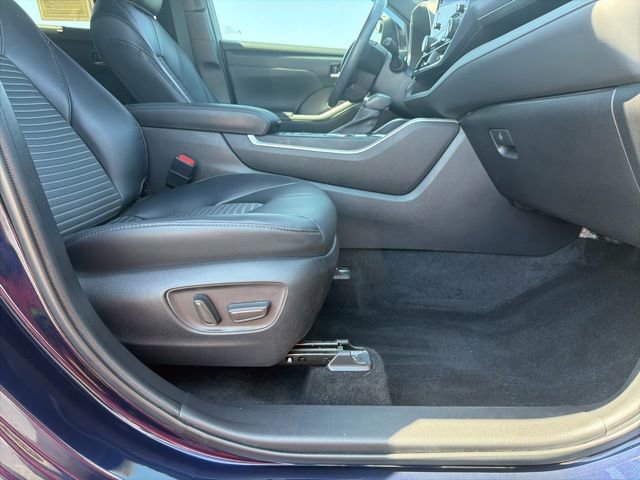 Used 2022 Toyota Highlander XSE FWD image 17