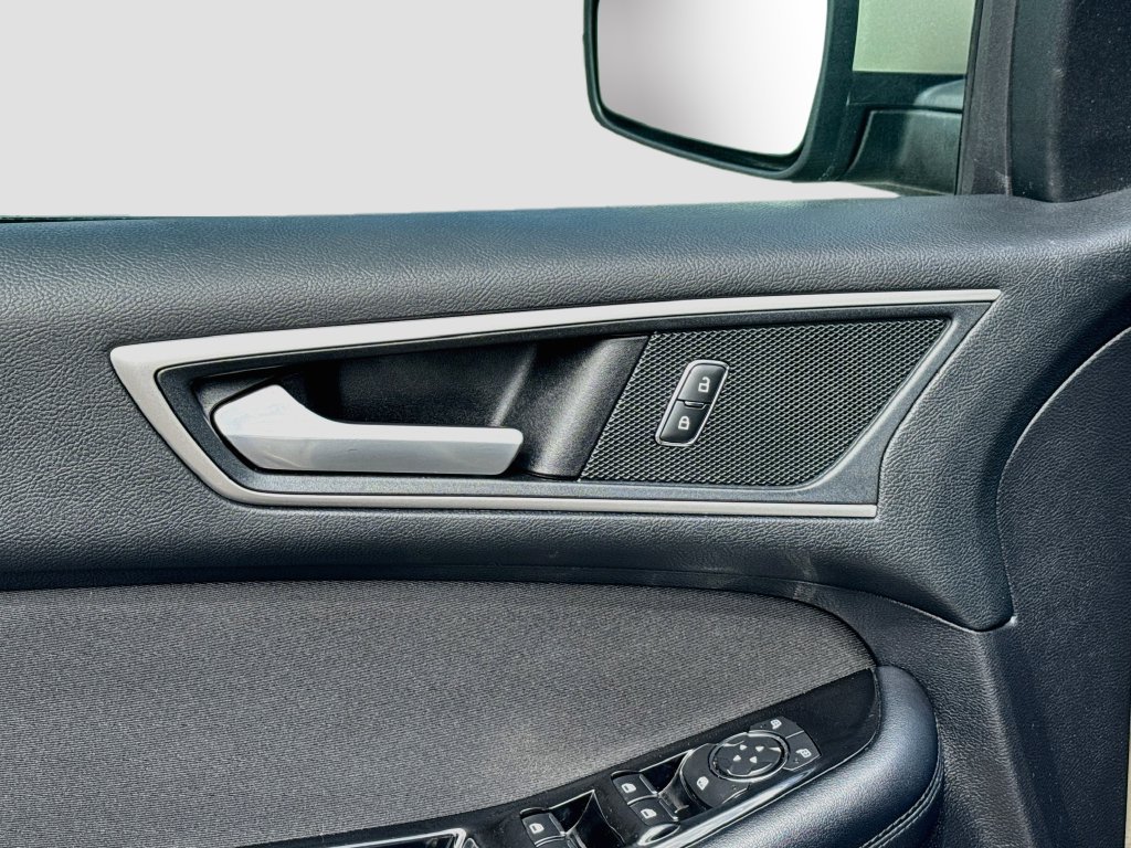 Certified 2018 Ford Edge SEL w/ Ford Safe & Smart Package FWD image 18