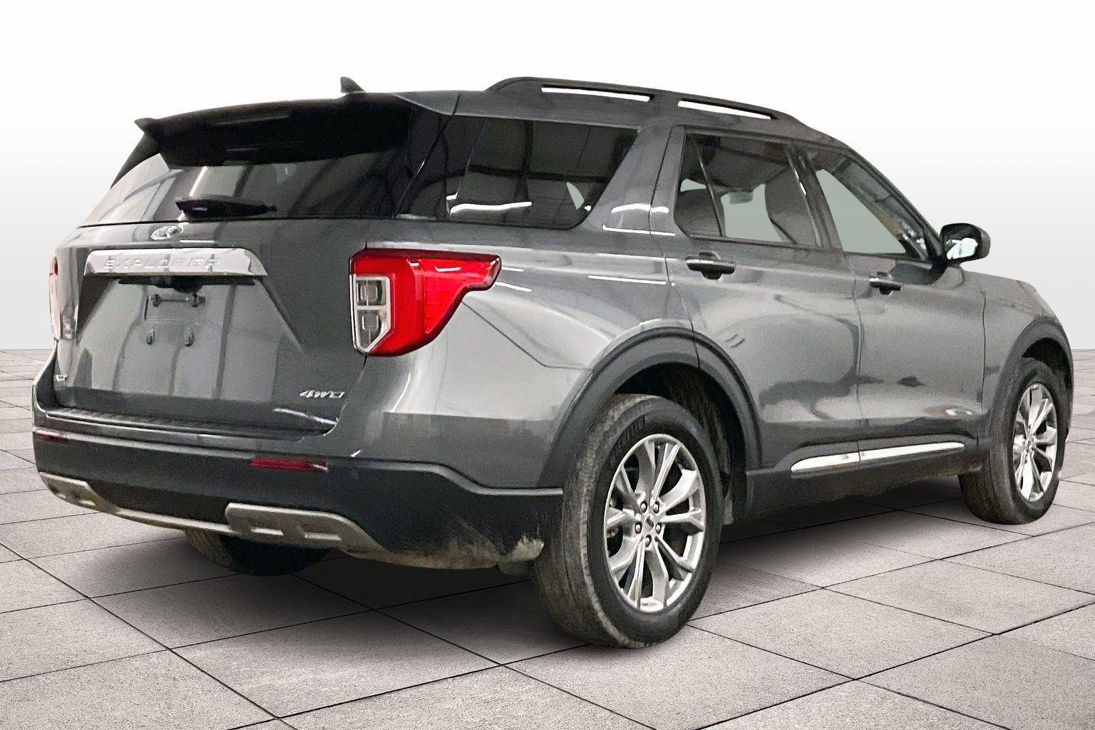 Certified 2022 Ford Explorer XLT w/ Equipment Group 202A image 3