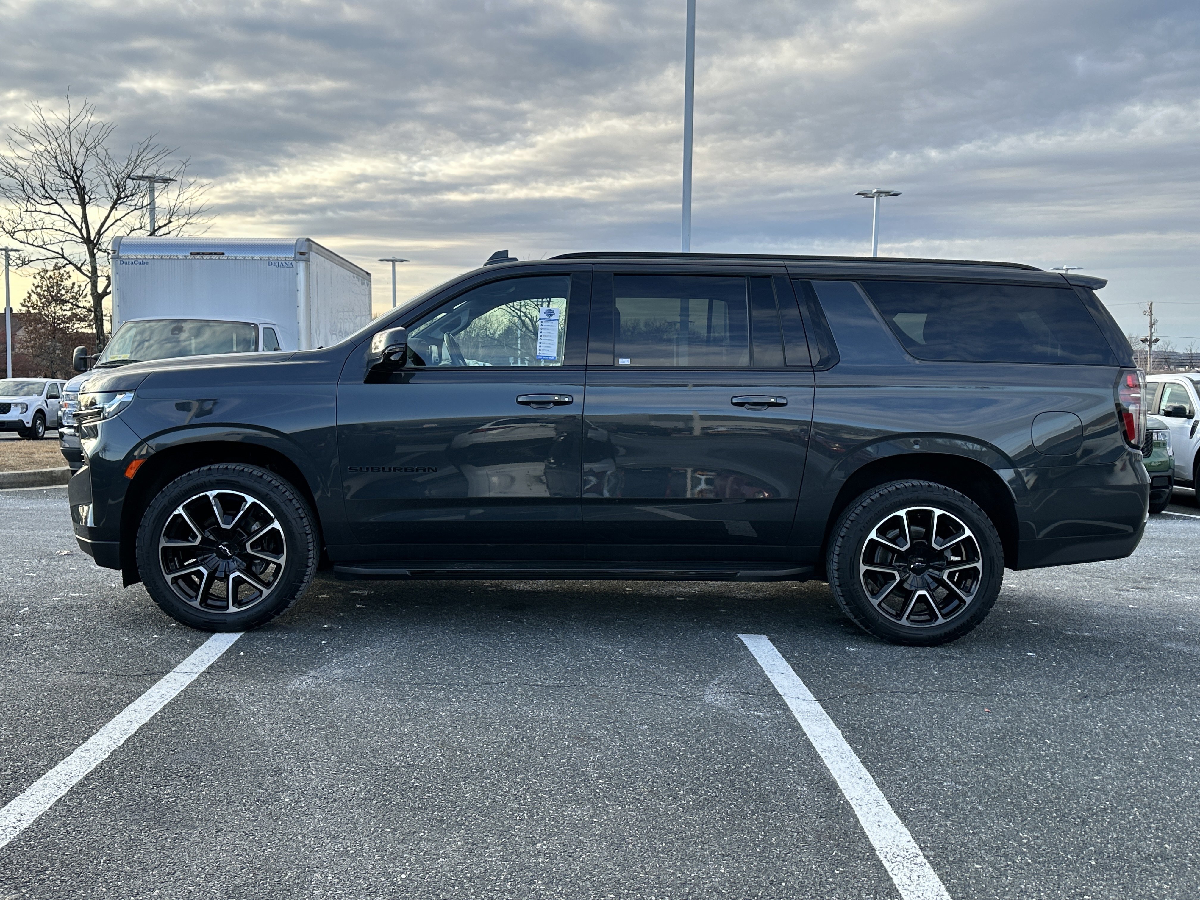 Used 2022 Chevrolet Suburban RST w/ Luxury Package image 2