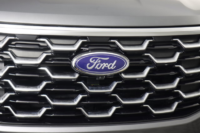Certified 2025 Ford Explorer Platinum w/ Ultimate Package AWD/4WD image 18