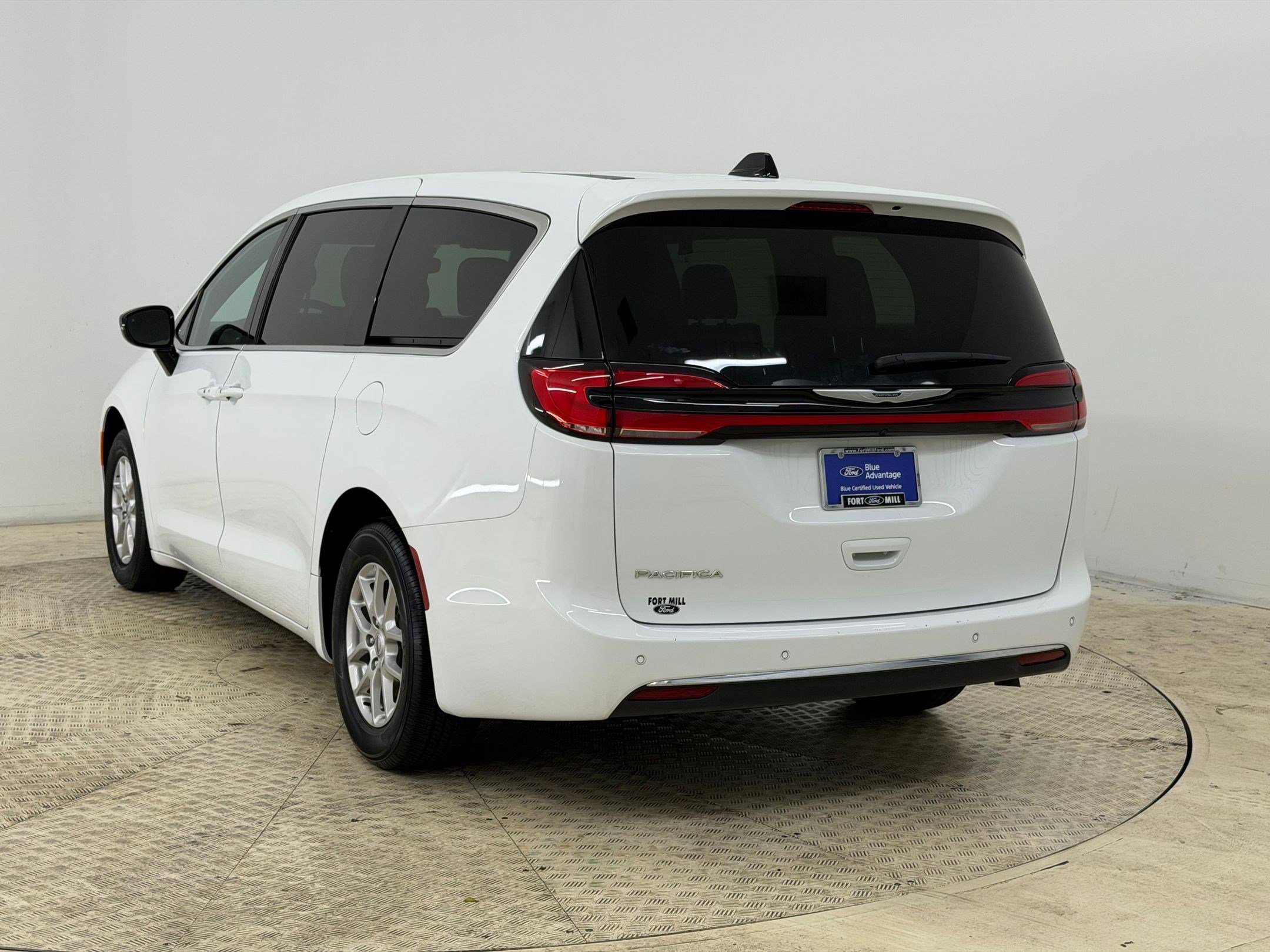 Used 2025 Chrysler Pacifica Select image 3