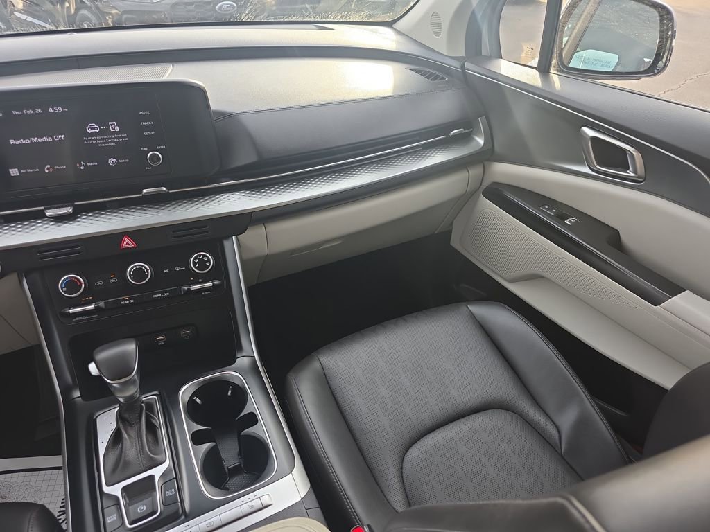 Used 2023 Kia Carnival LX image 19