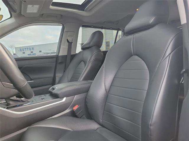 Used 2023 Toyota Highlander XLE image 6