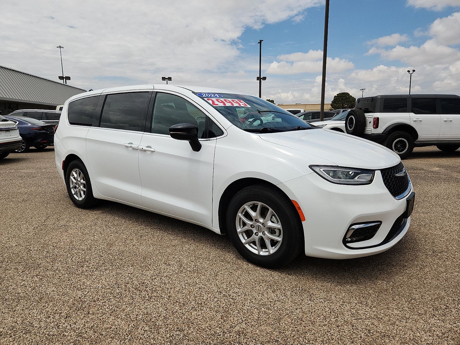 Used 2024 Chrysler Pacifica Touring FWD image 8