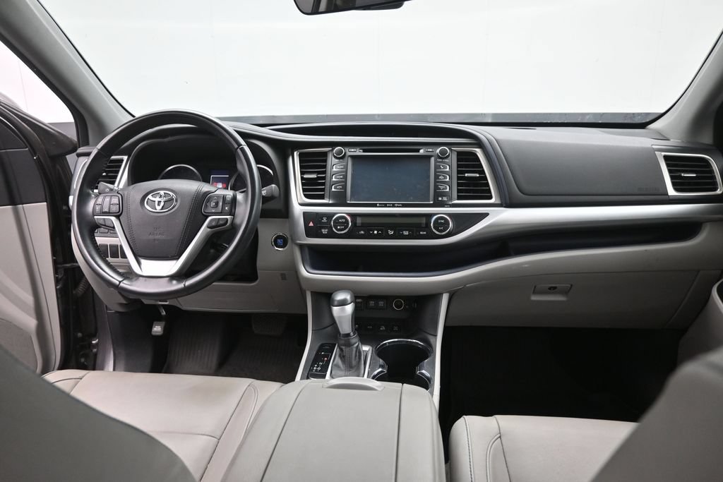 Used 2017 Toyota Highlander XLE AWD/4WD image 12