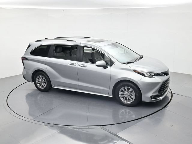 Used 2025 Toyota Sienna XLE FWD image 45