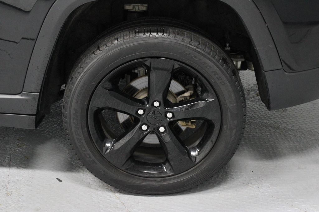 Used 2023 Jeep Grand Cherokee Limited w/ Black Appearance Package AWD/4WD image 18