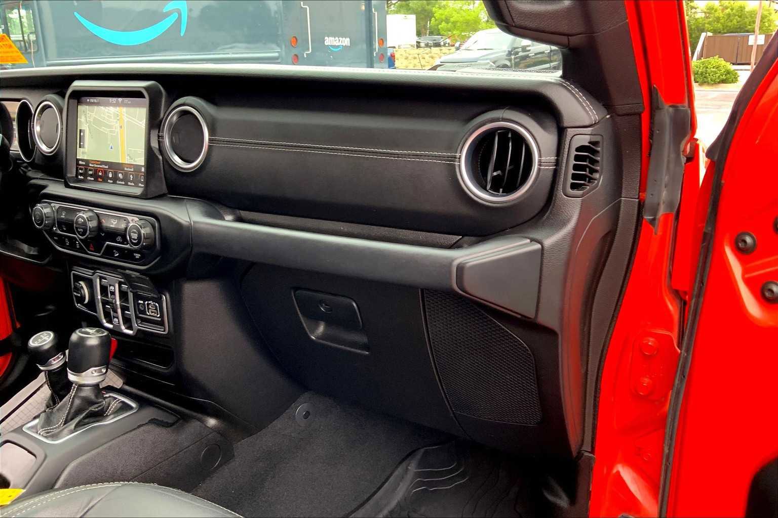Used 2018 Jeep Wrangler Unlimited Sahara image 16