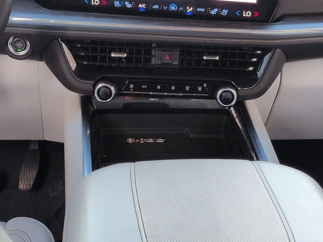 Used 2025 Chevrolet Suburban Premier AWD/4WD image 18