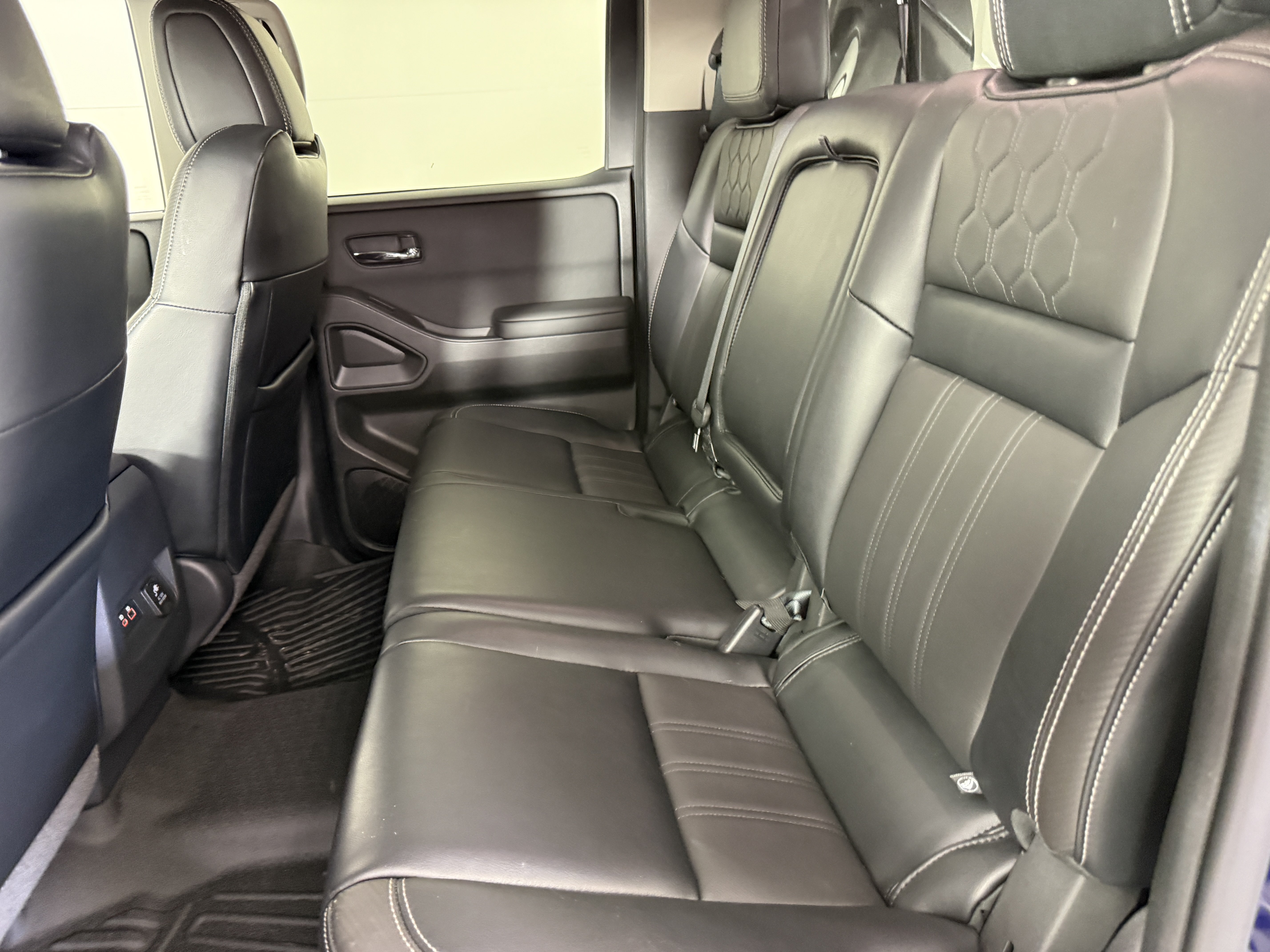 Used 2022 Nissan Frontier SV w/ SV Premium Package AWD/4WD image 17