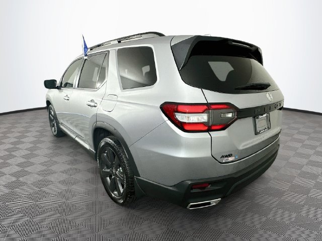 Used 2025 Honda Pilot Sport image 9