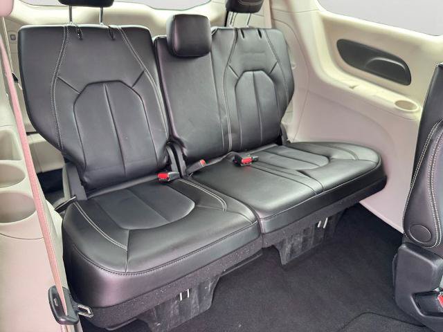 Used 2024 Chrysler Pacifica Touring-L FWD image 8