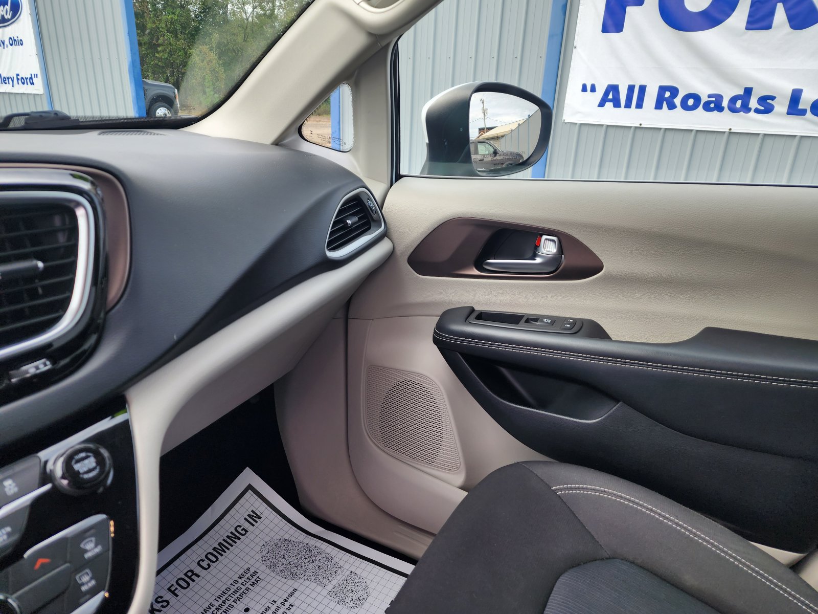Used 2023 Chrysler Voyager LX FWD image 16