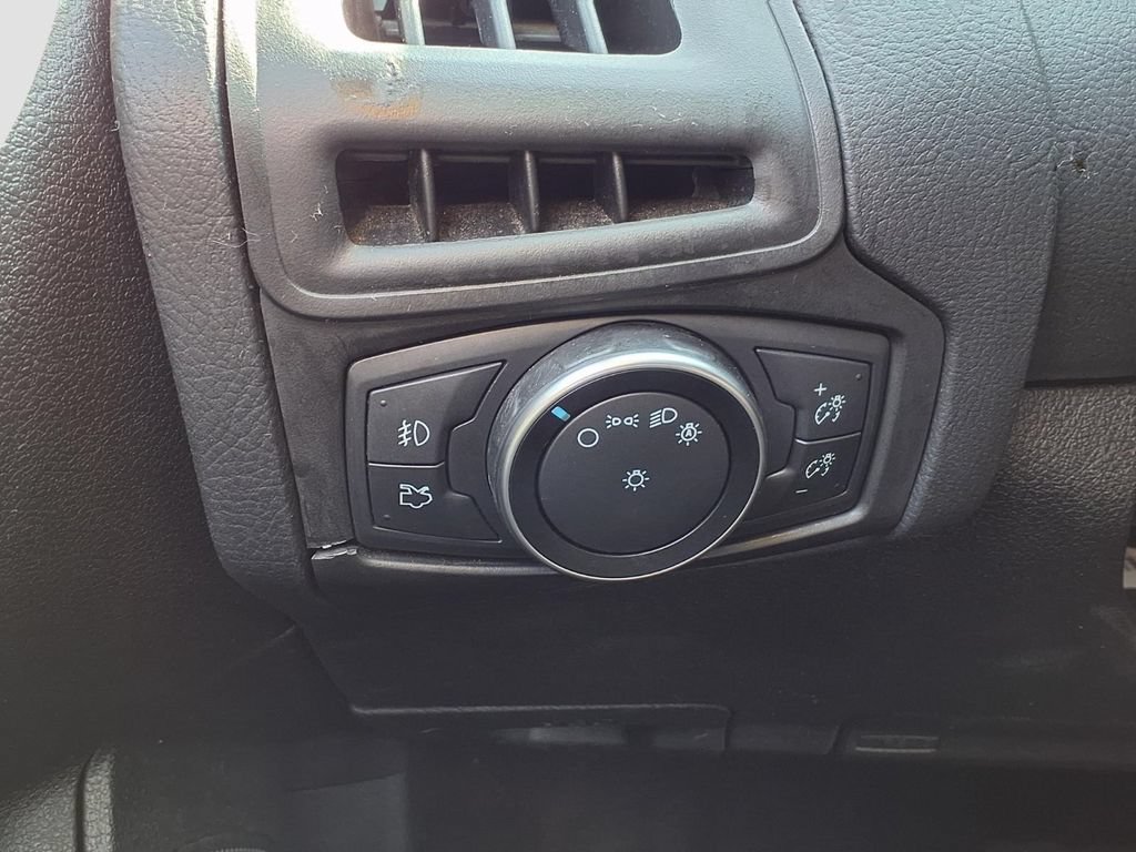 Certified 2018 Ford Focus SE w/ SE Appearance Package FWD image 22
