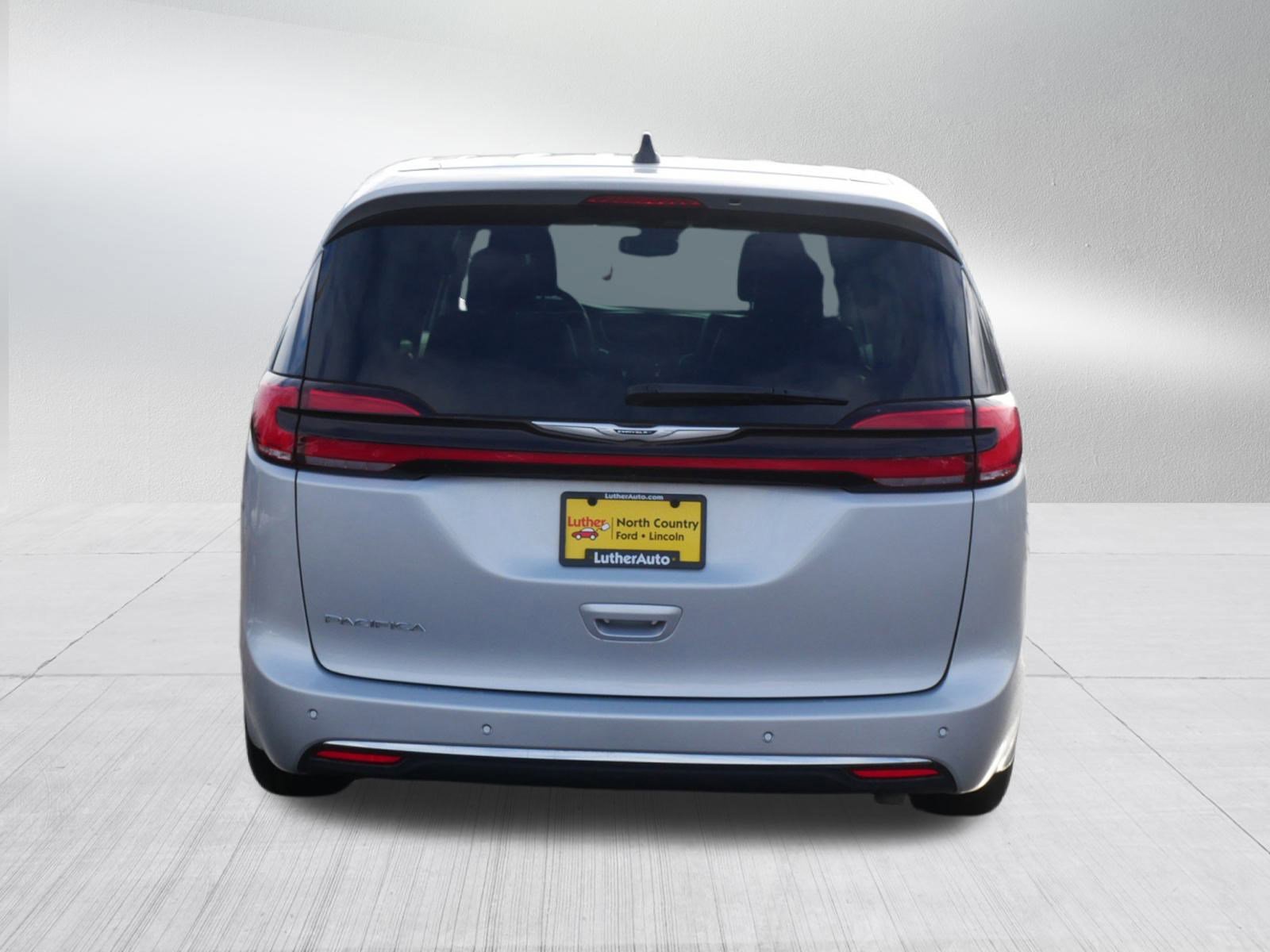 Used 2024 Chrysler Pacifica Touring-L image 4