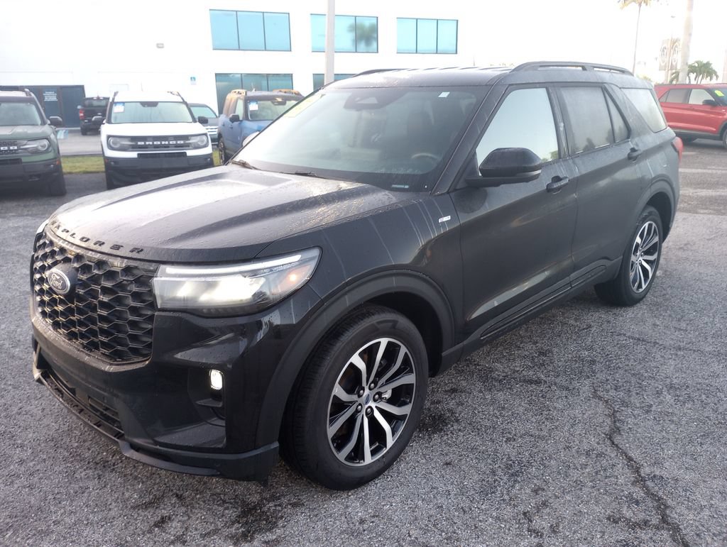 Certified 2025 Ford Explorer ST-Line AWD/4WD image 3