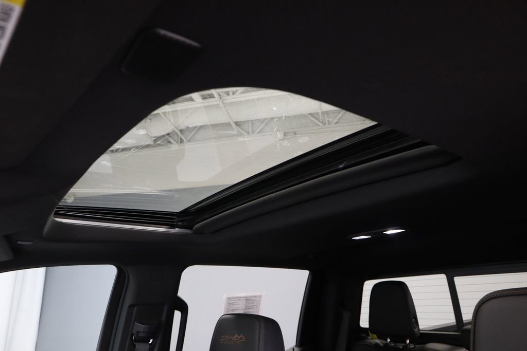 Used 2022 Chevrolet Silverado 1500 High Country w/ High Country Premium Package AWD/4WD image 36
