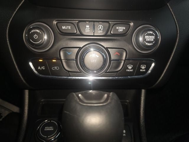 Used 2019 Jeep Cherokee Latitude Plus w/ Cold Weather Group AWD/4WD image 25