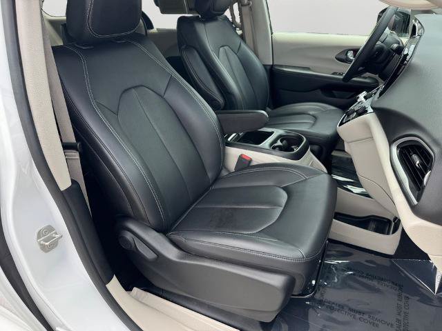 Used 2024 Chrysler Pacifica Touring-L FWD image 6