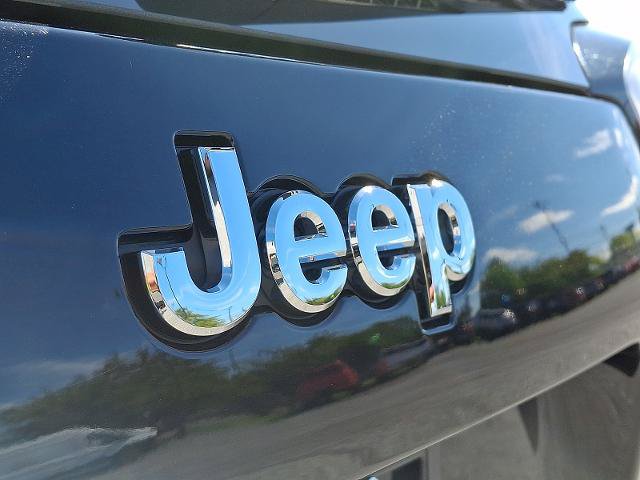 Used 2022 Jeep Cherokee Latitude Lux w/ Sun & Sound Group AWD/4WD image 28