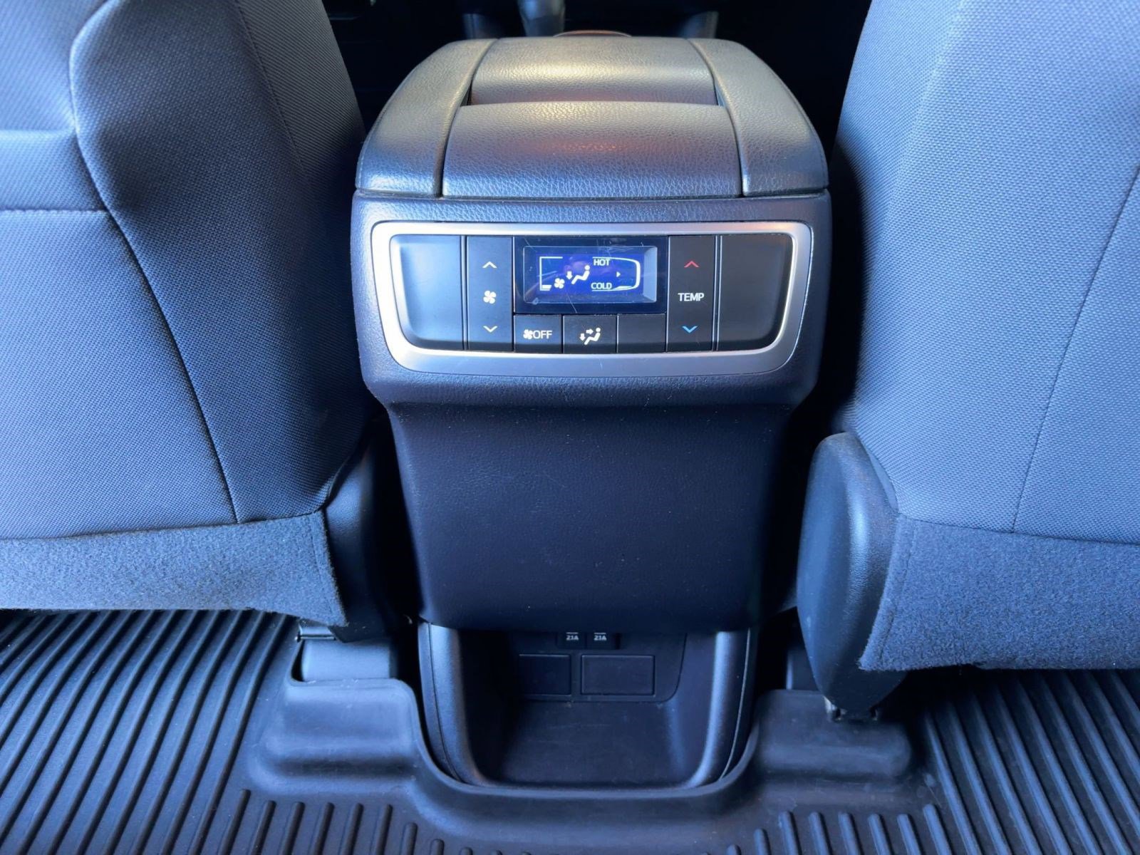 Used 2019 Toyota Highlander LE image 29