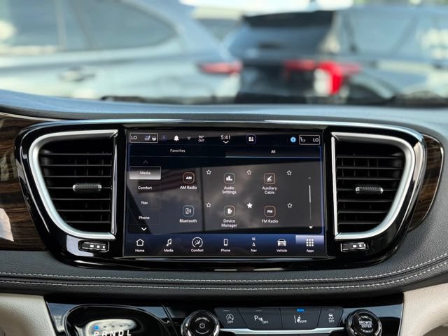 Used 2023 Chrysler Pacifica Limited FWD image 26