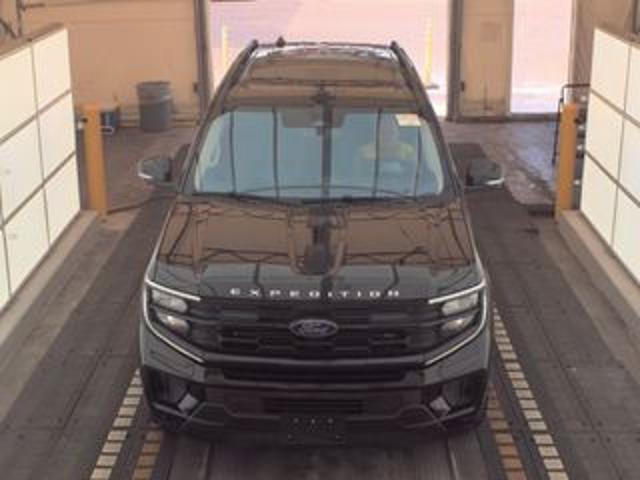 Certified 2025 Ford Expedition Active AWD/4WD image 5