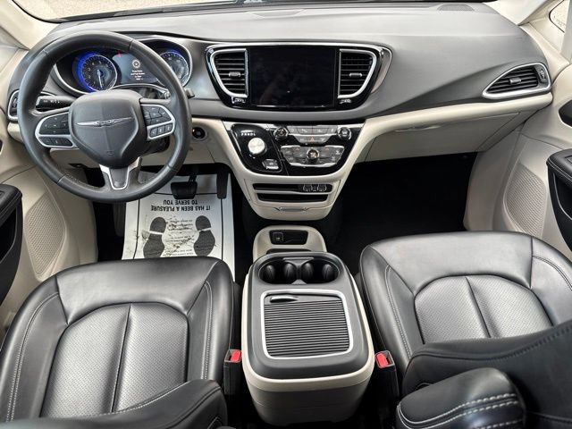 Used 2023 Chrysler Pacifica Touring-L FWD image 16