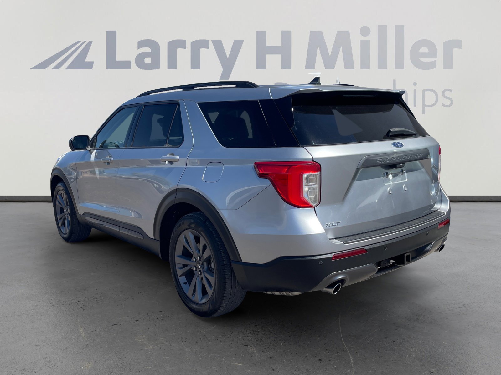 Certified 2022 Ford Explorer XLT w/ Equipment Group 202A image 3