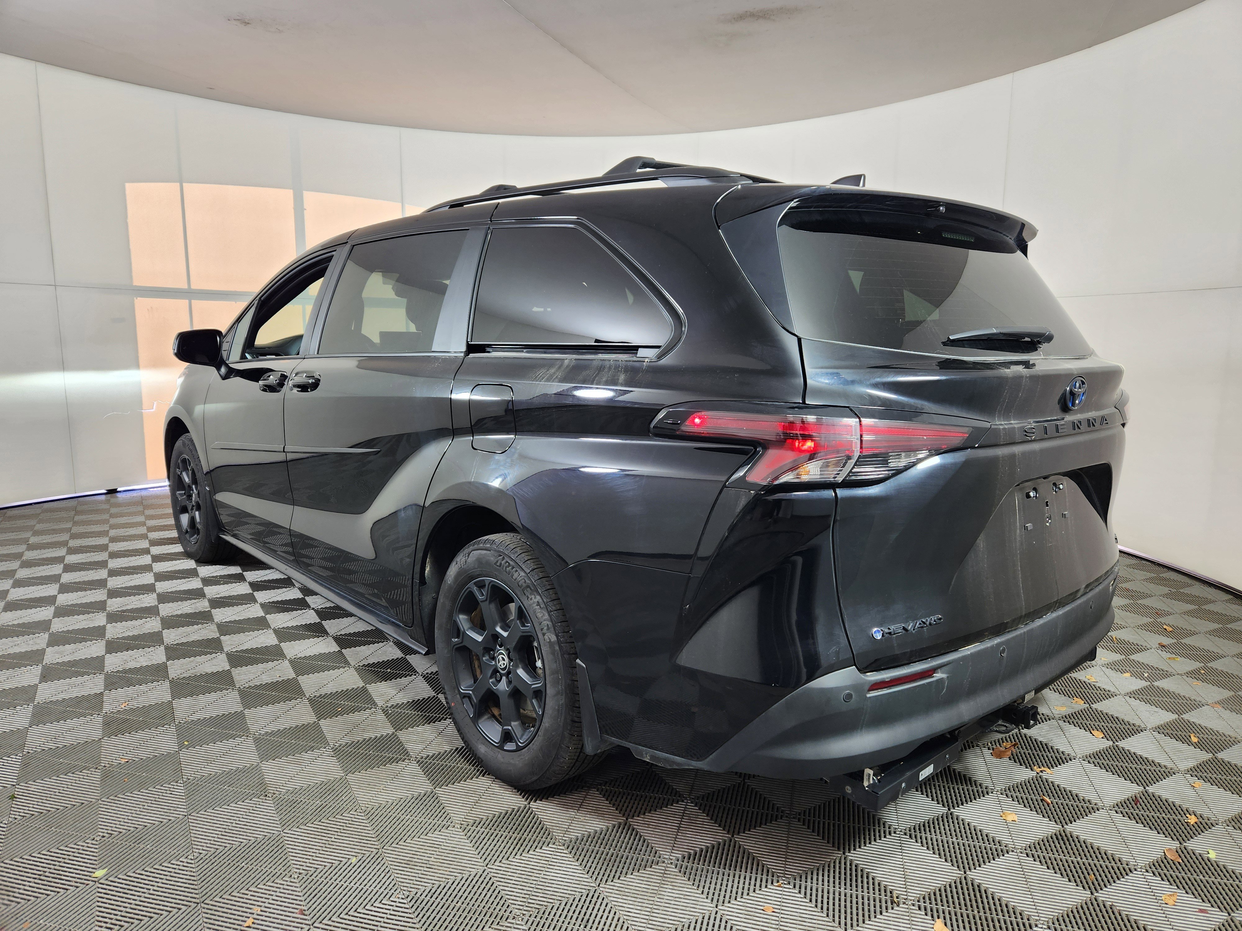 Used 2025 Toyota Sienna XLE Woodland Edition image 5