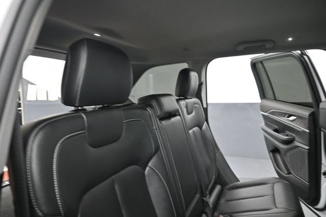Used 2023 Jeep Grand Cherokee Limited w/ Black Appearance Package AWD/4WD image 25