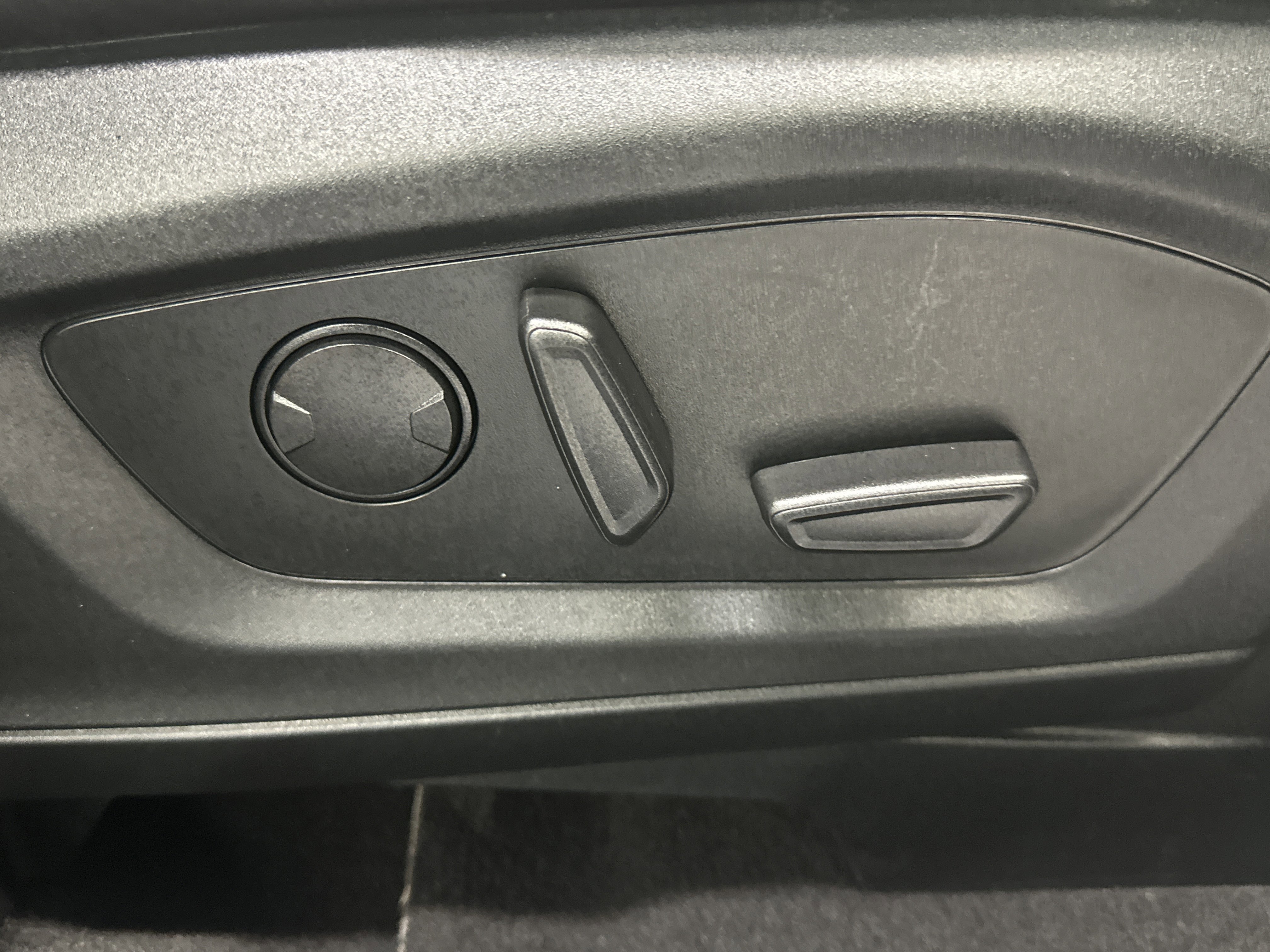 Certified 2022 Ford Explorer XLT w/ Equipment Group 202A image 25