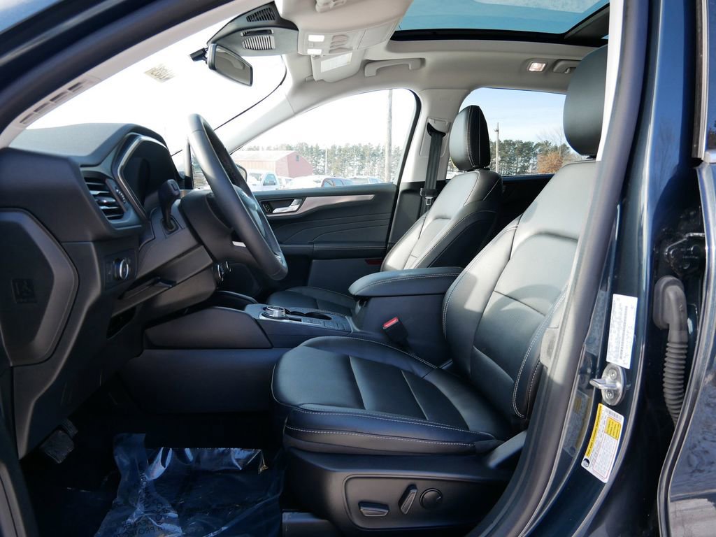 Certified 2022 Ford Escape Titanium w/ Class II Trailer Tow Package image 14